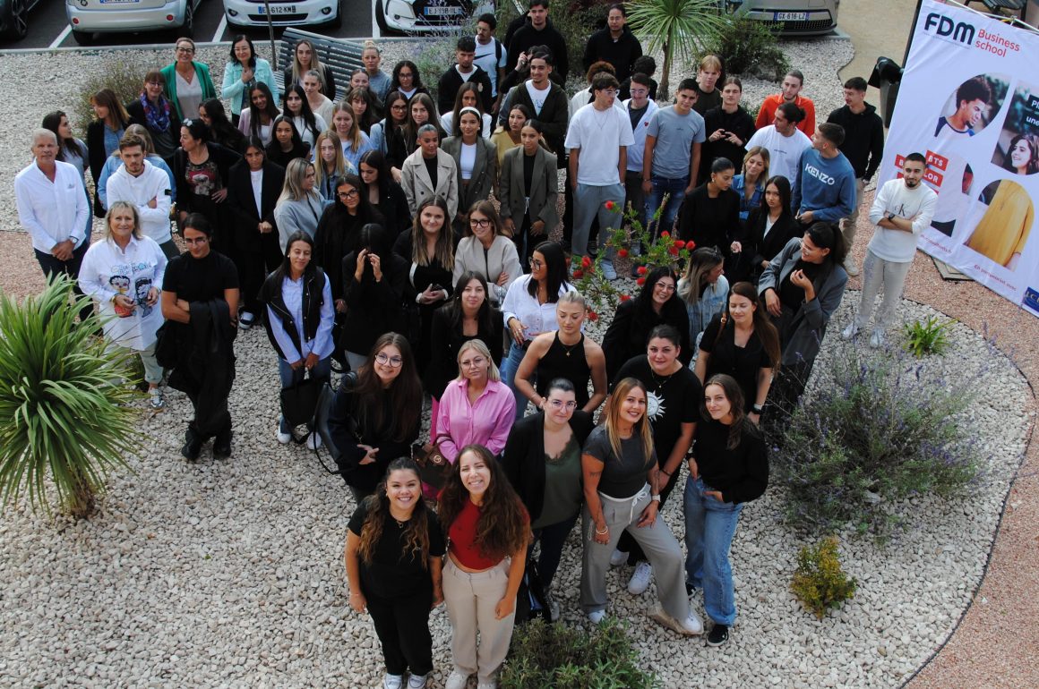 photo de promo 2024 Photo de rentrée de l'école FMD Business School