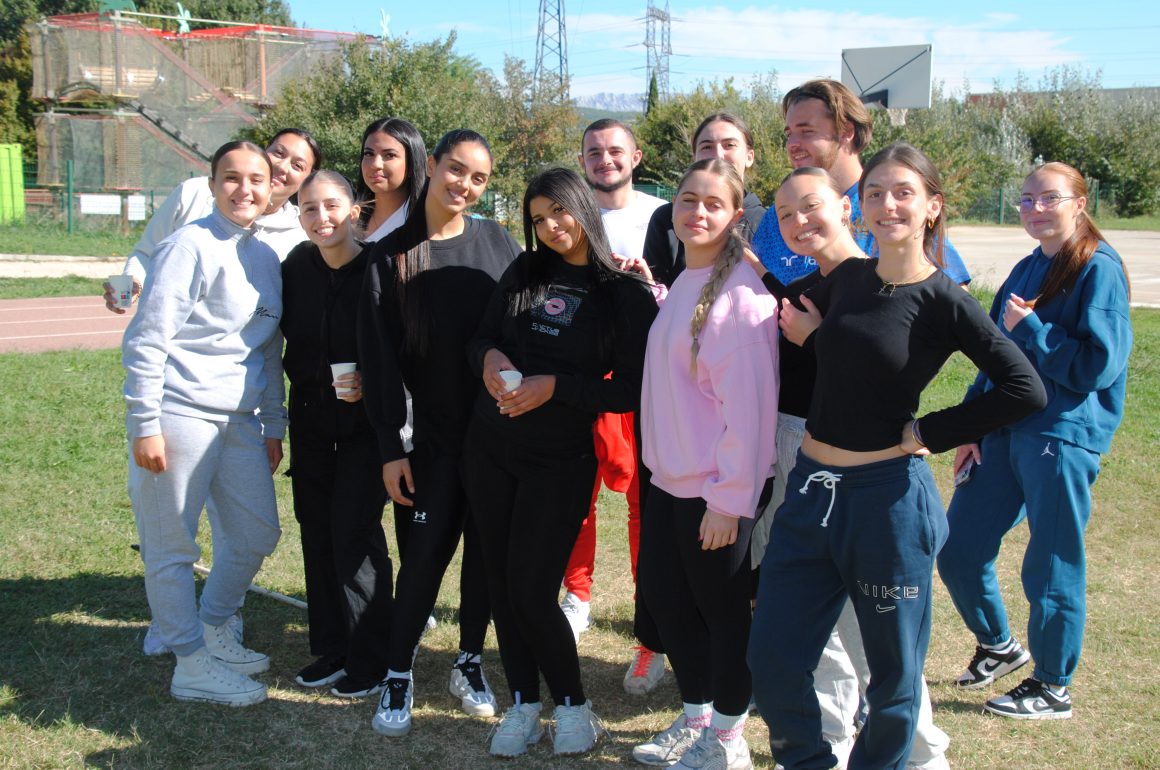 Groupe d'élèves ecole de commerce martigues Journée d’Intégration FDM Business School : Une journée inoubliable pour renforcer l’esprit d’équipe, mieux se connaitre et fédérer les élèves !